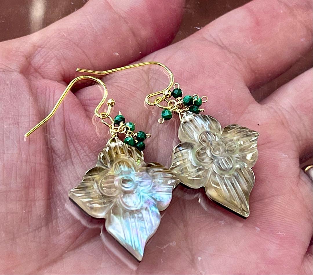 SALEタイガーアイ×MOP×水晶 ダブルフラワートリプレットピアス