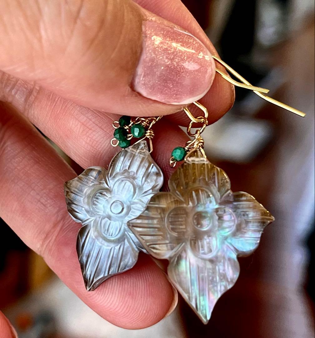 SALEタイガーアイ×MOP×水晶 ダブルフラワートリプレットピアス