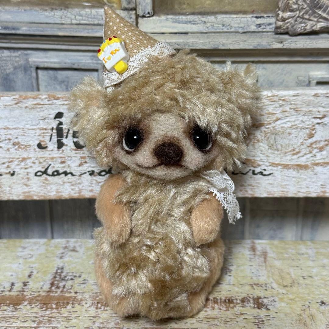 ベージュの帽子付きぬいぐるみ