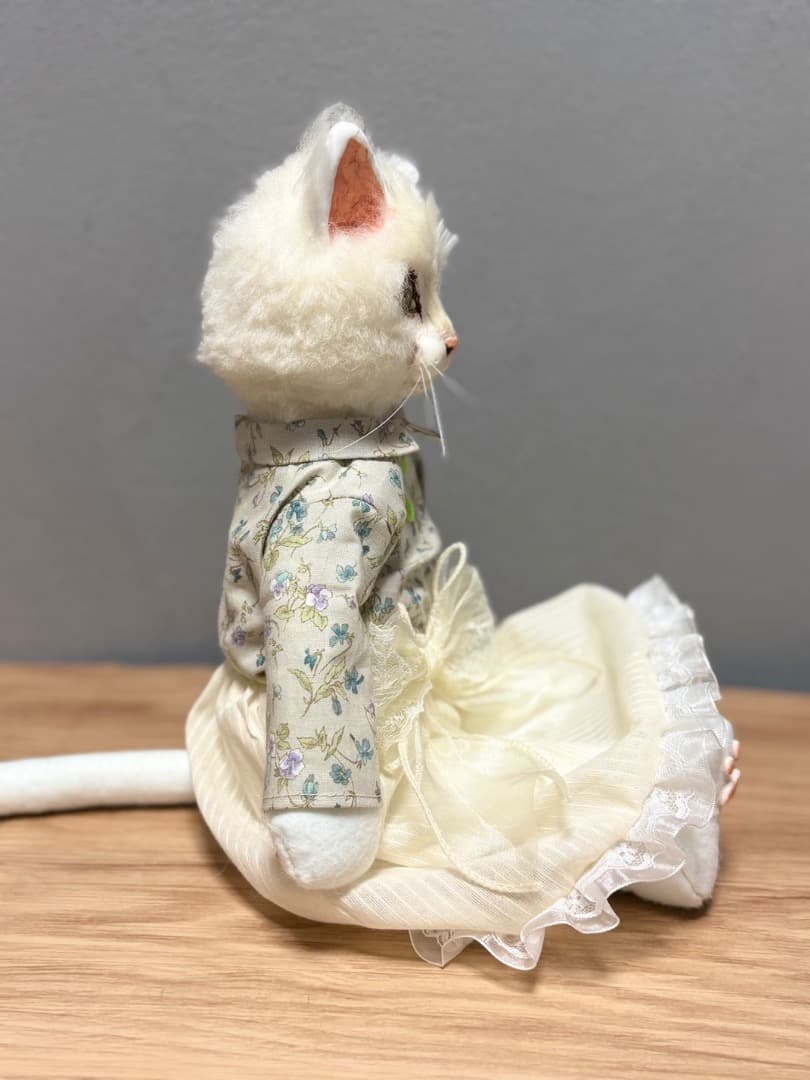 A 白スカート白猫のアートドール　【ハンドメイド】猫　ぬいぐるみ　羊毛フェルト