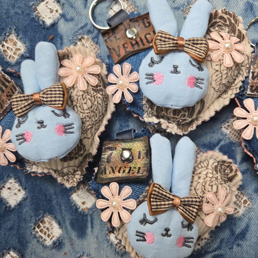 いちごパフェ☆様✨専用デニムリメイクハンドメイドぷっくりハートうさぎホルダー