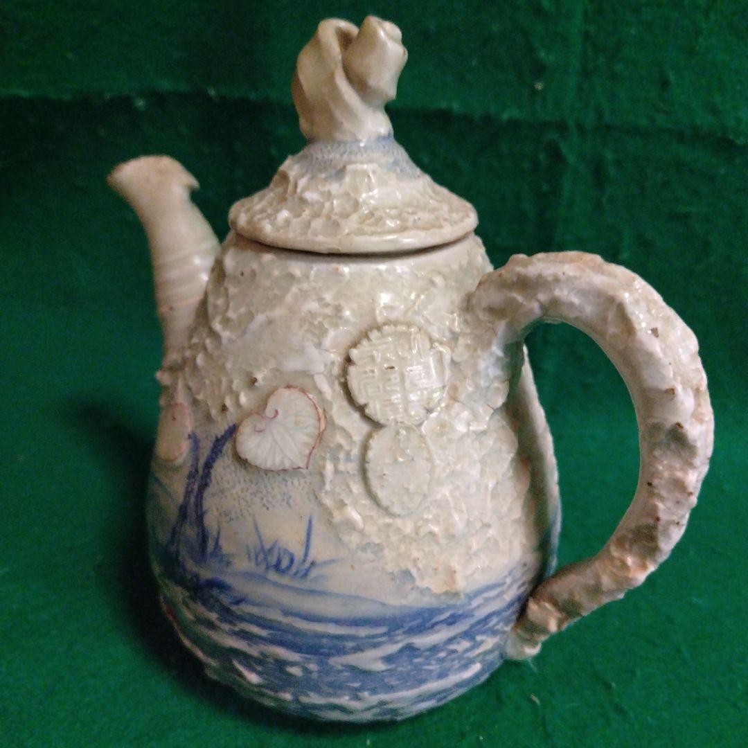 浮き彫り陶器急須 青い風景画　古い物　東南アジア