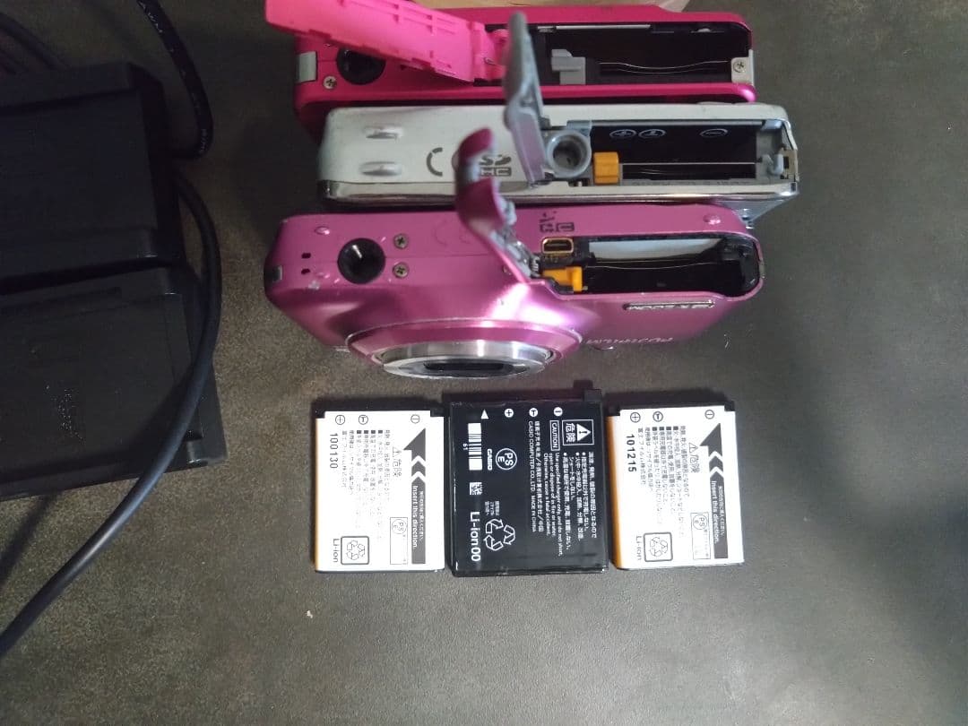 オールド　コンパクト デジタルカメラ まとめ売り　3台　CASIO　富士フィルム