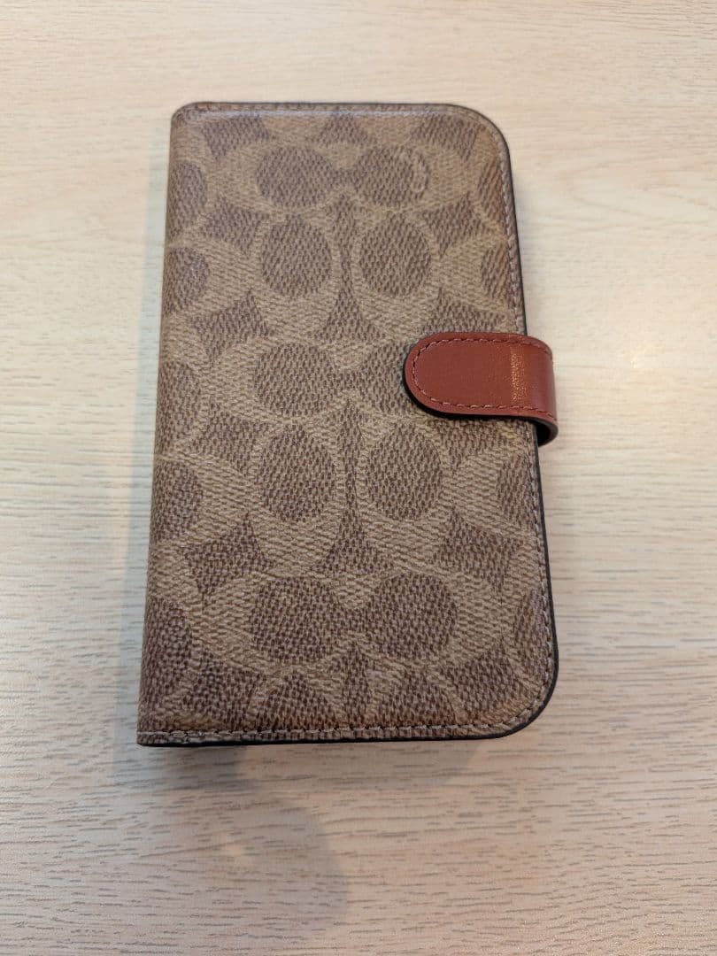COACH iPhone 15用手帳型ケース ベージュ