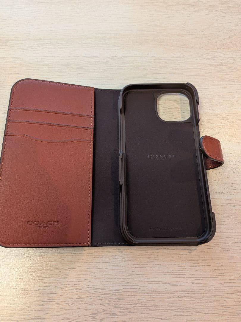 COACH iPhone 15用手帳型ケース ベージュ