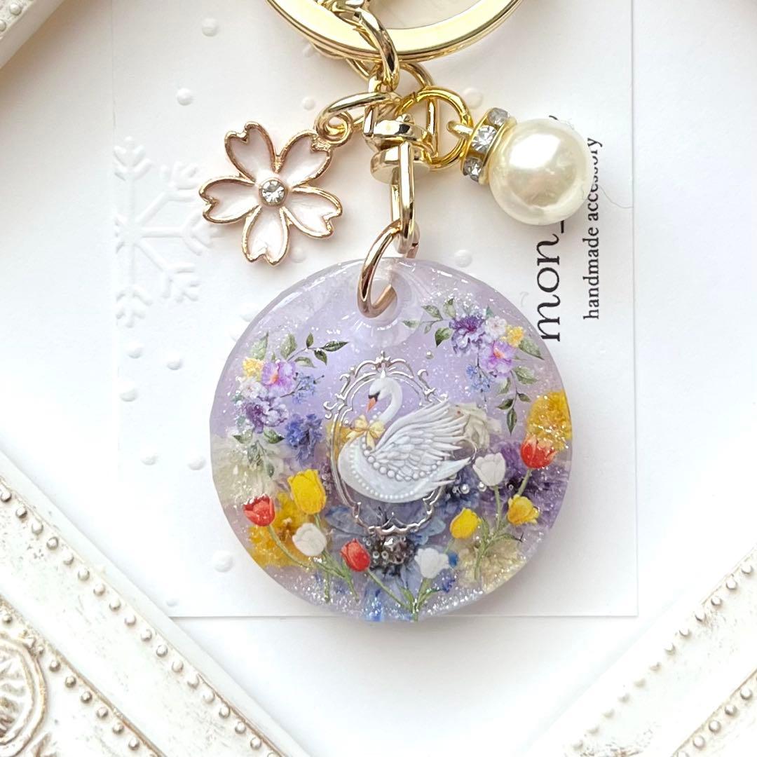 レジン ドライフラワー 白鳥とチューリップのキーホルダー