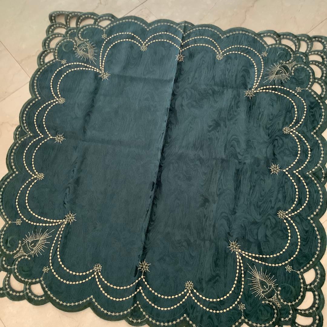 本場ドイツの上質な素材と作りで、カットワークも美しいクリスマステーブルクロス