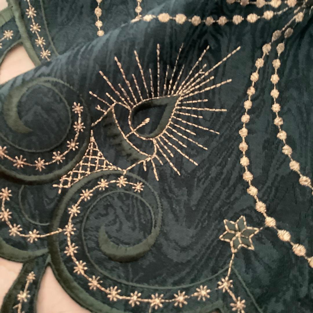 本場ドイツの上質な素材と作りで、カットワークも美しいクリスマステーブルクロス