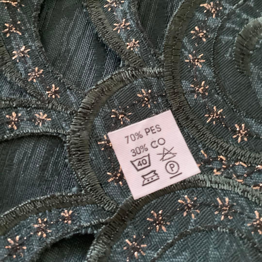 本場ドイツの上質な素材と作りで、カットワークも美しいクリスマステーブルクロス