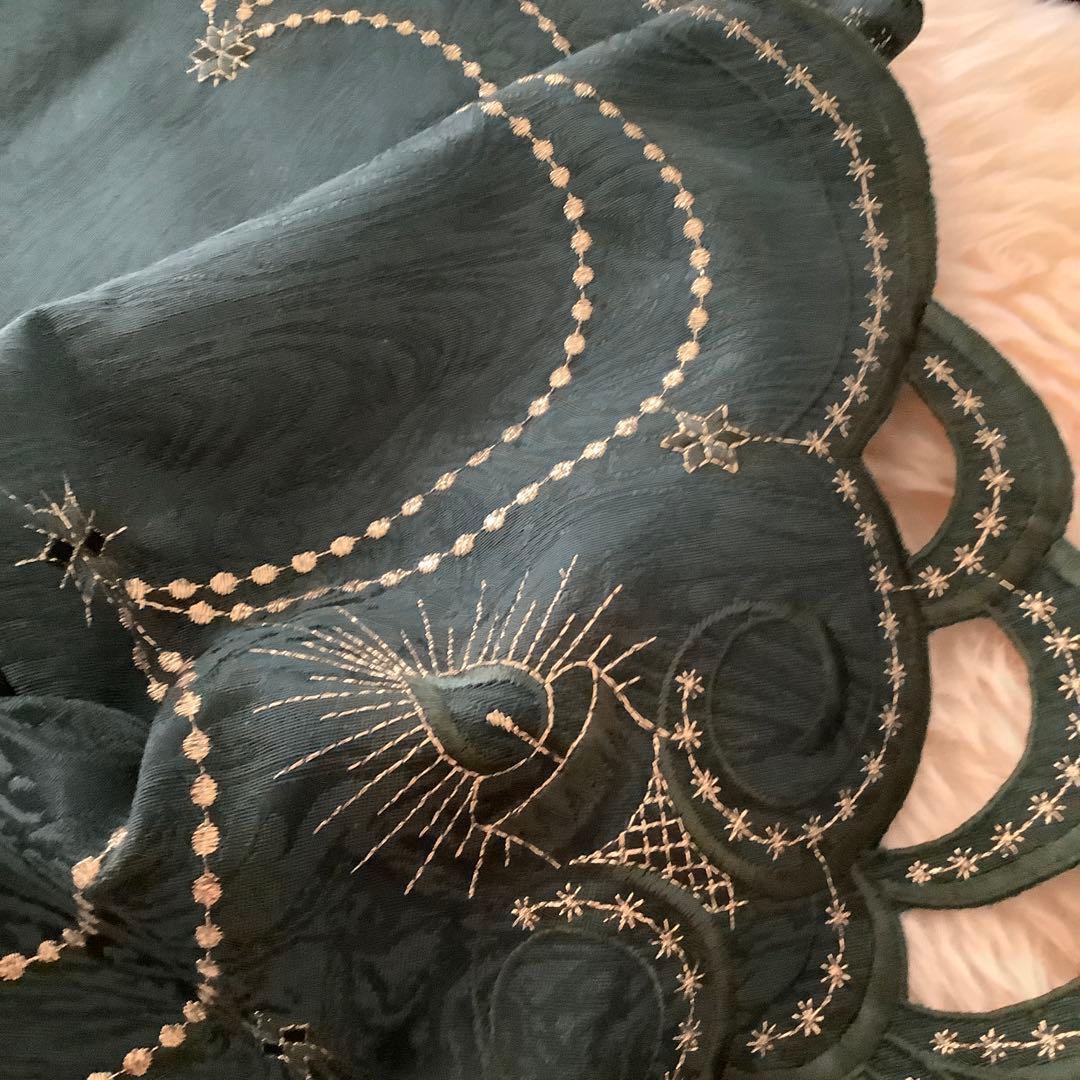 本場ドイツの上質な素材と作りで、カットワークも美しいクリスマステーブルクロス