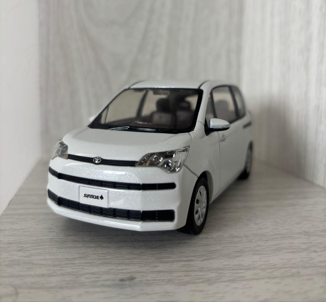 トヨタ スペイド　カラーサンプル