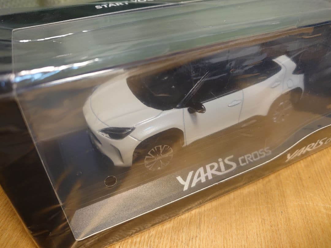 ☆【新品】ヤリスクロス　ブラックマイカ×ホワイトパール　カラーサンプル