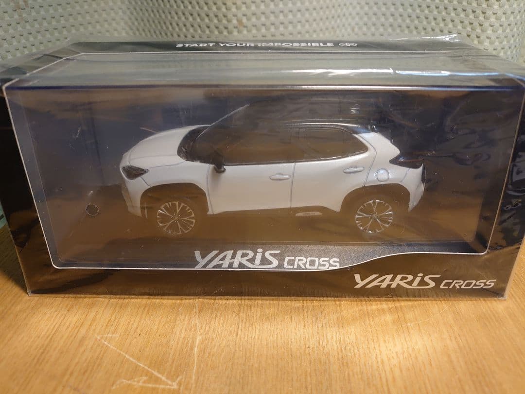 ☆【新品】ヤリスクロス　ブラックマイカ×ホワイトパール　カラーサンプル