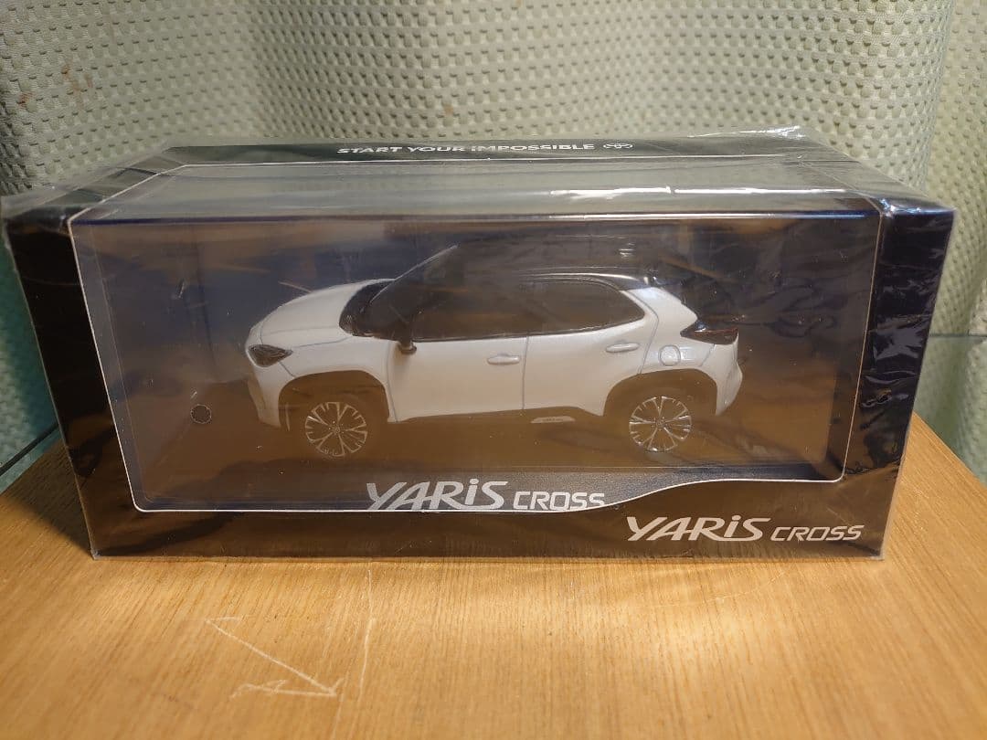☆【新品】ヤリスクロス　ブラックマイカ×ホワイトパール　カラーサンプル