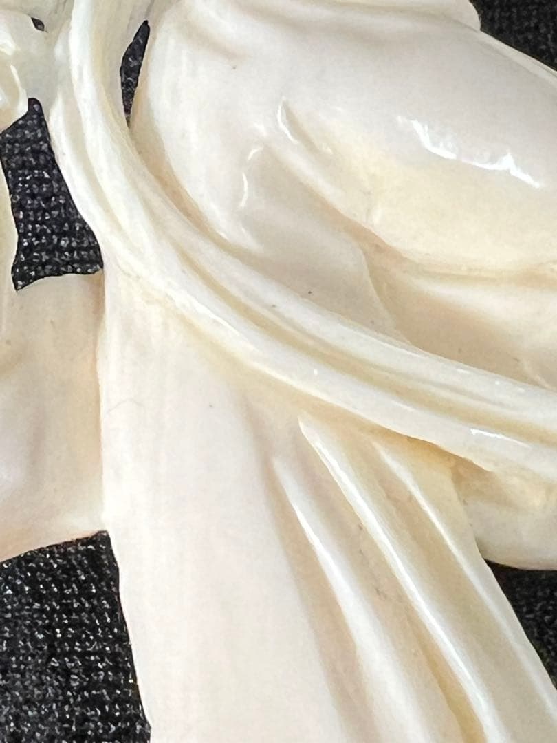 象牙風 剣を持つ女性像