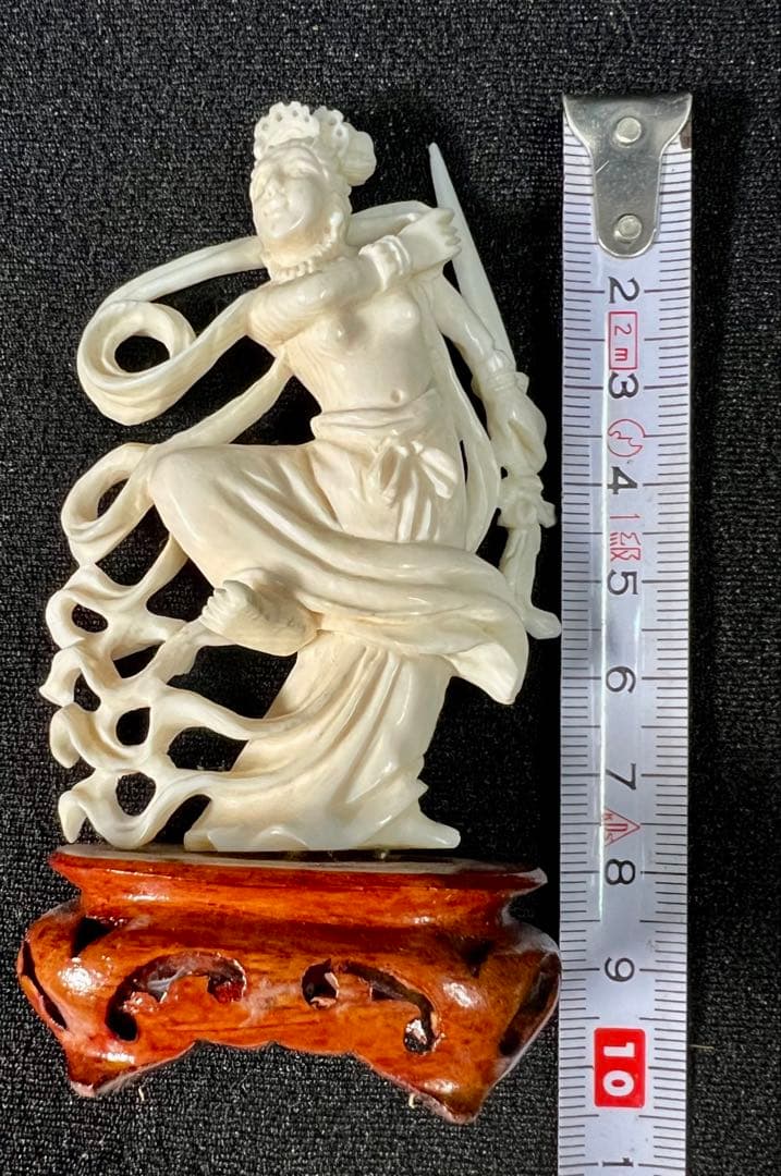 象牙風 剣を持つ女性像