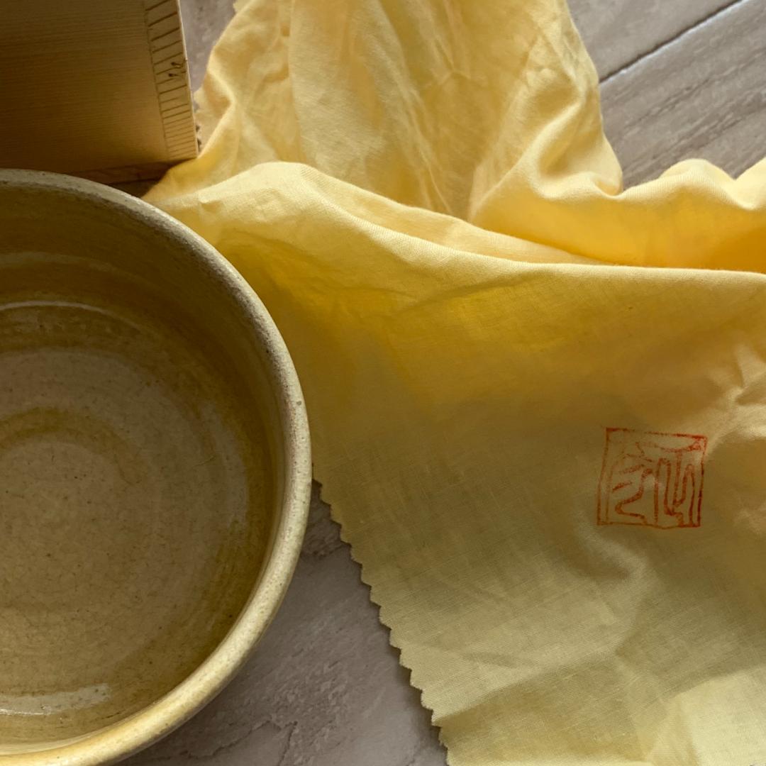 箱/解説書付き。黄瀬戸　美濃焼　正彦作　朋紐茶碗　シンプル