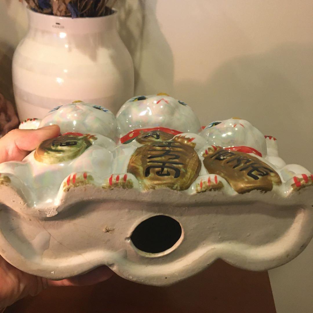 ビンテージ 手描きの瞳やまつ毛が美しく珍しい猫家族の招き猫陶器オブジェ