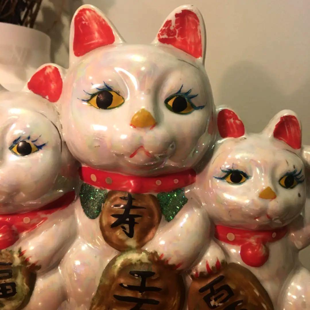 ビンテージ 手描きの瞳やまつ毛が美しく珍しい猫家族の招き猫陶器オブジェ