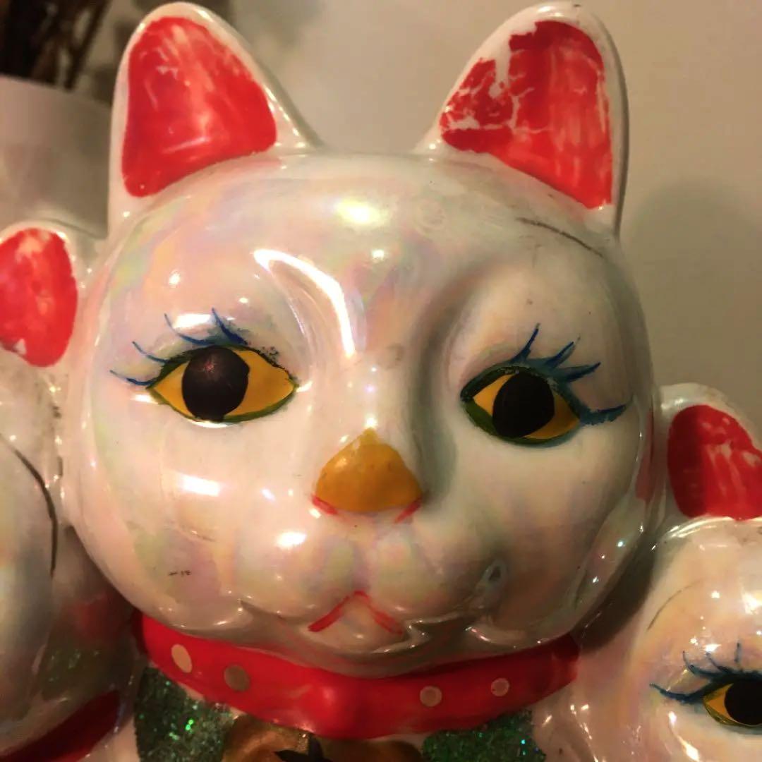 ビンテージ 手描きの瞳やまつ毛が美しく珍しい猫家族の招き猫陶器オブジェ