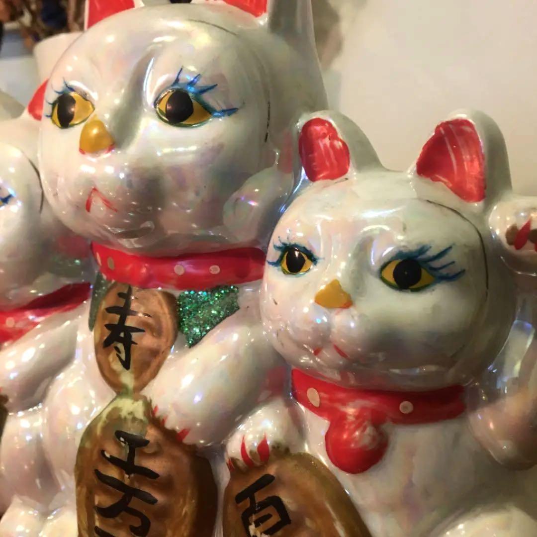 ビンテージ 手描きの瞳やまつ毛が美しく珍しい猫家族の招き猫陶器オブジェ