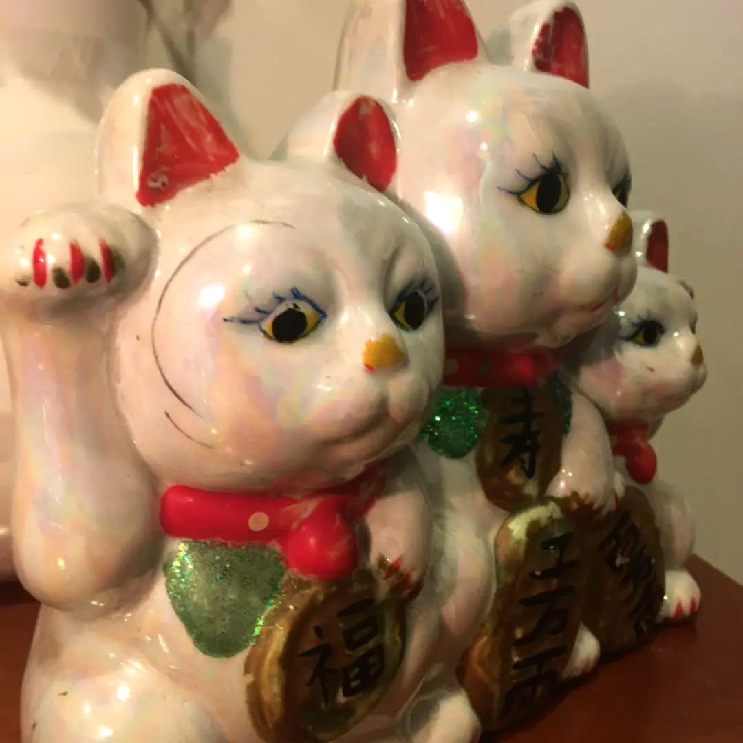 ビンテージ 手描きの瞳やまつ毛が美しく珍しい猫家族の招き猫陶器オブジェ