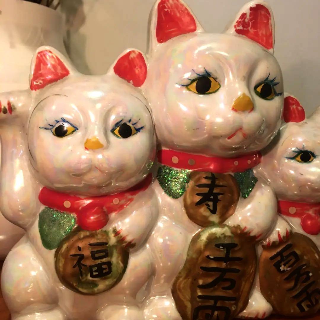 ビンテージ 手描きの瞳やまつ毛が美しく珍しい猫家族の招き猫陶器オブジェ