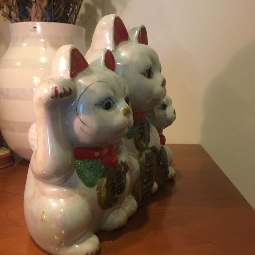 ビンテージ 手描きの瞳やまつ毛が美しく珍しい猫家族の招き猫陶器オブジェ