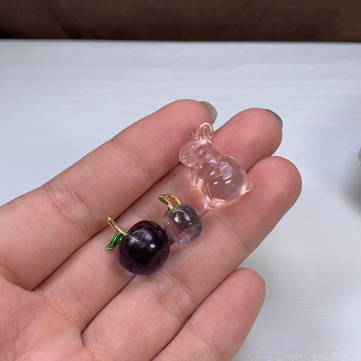 セレスタイトに住み着くローズクォーツうさぎさん