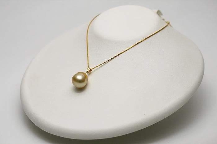 南洋白蝶真珠ペンダントトップ　16×14mm　ナチュラルゴールドカラー　K18製