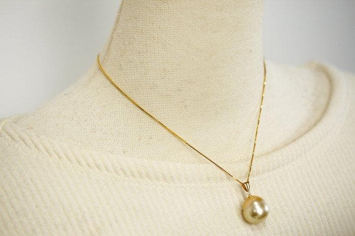 南洋白蝶真珠ペンダントトップ　16×14mm　ナチュラルゴールドカラー　K18製