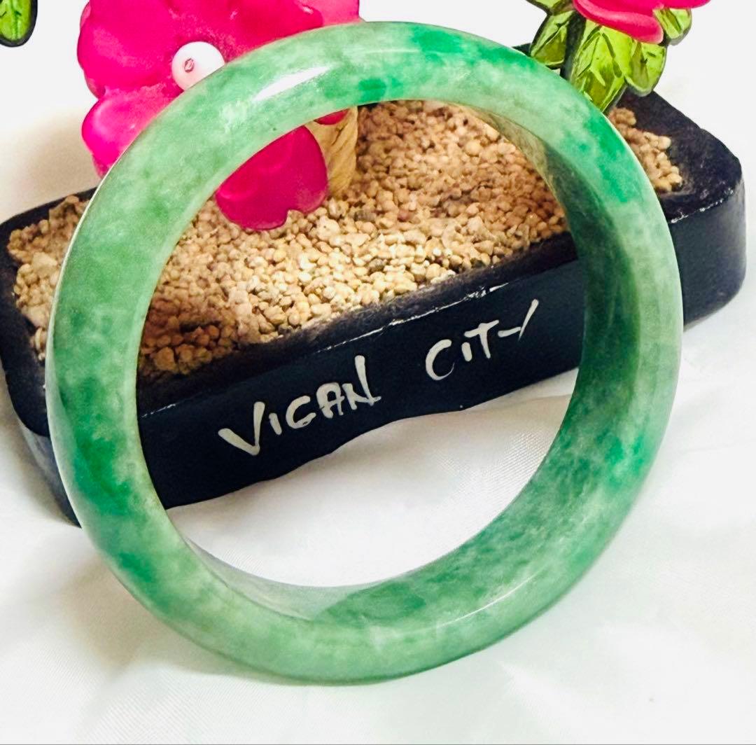 翡翠製緑色バングル 18cm 内径6㎝ 巾1㎝