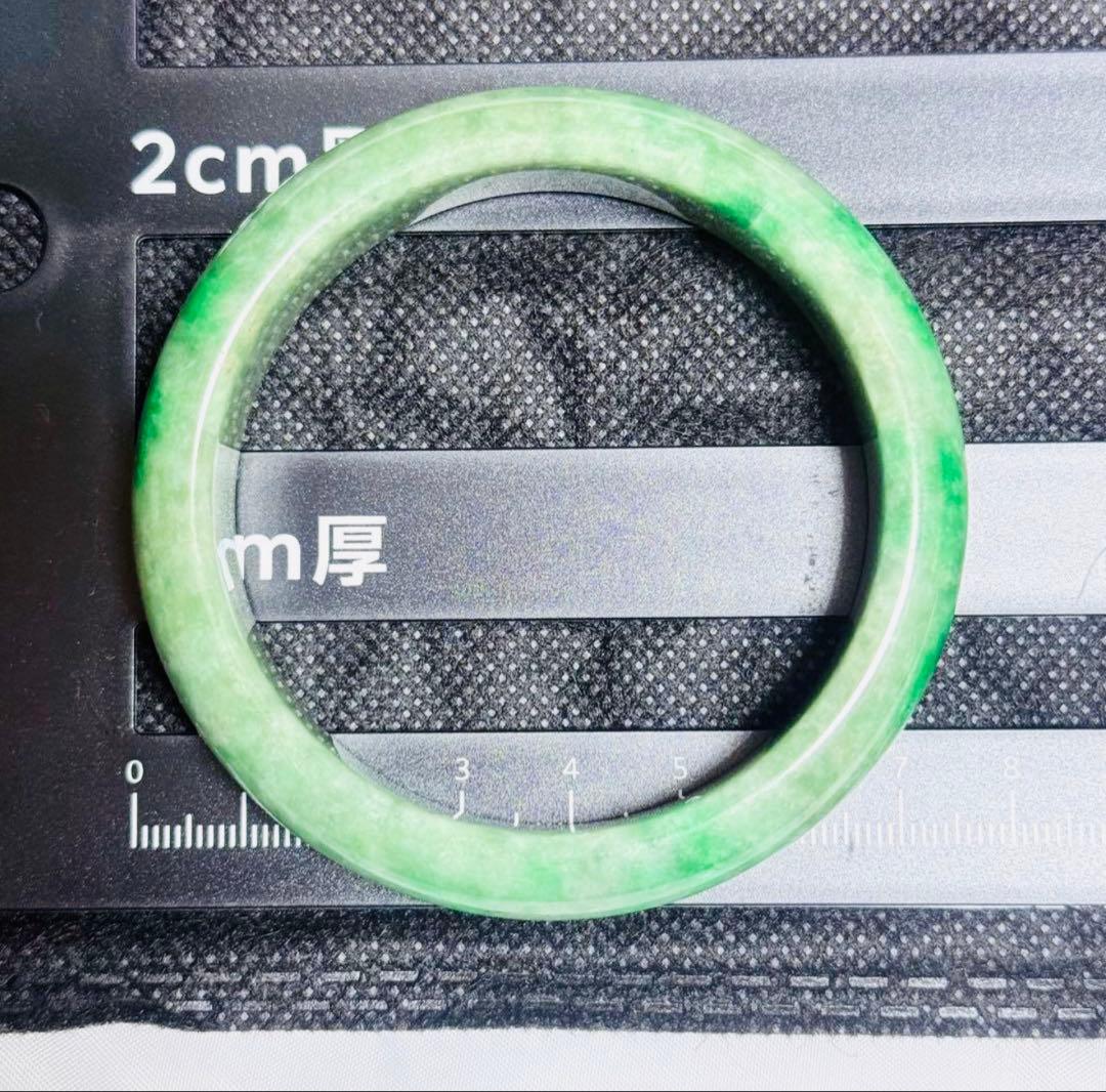 翡翠製緑色バングル 18cm 内径6㎝ 巾1㎝