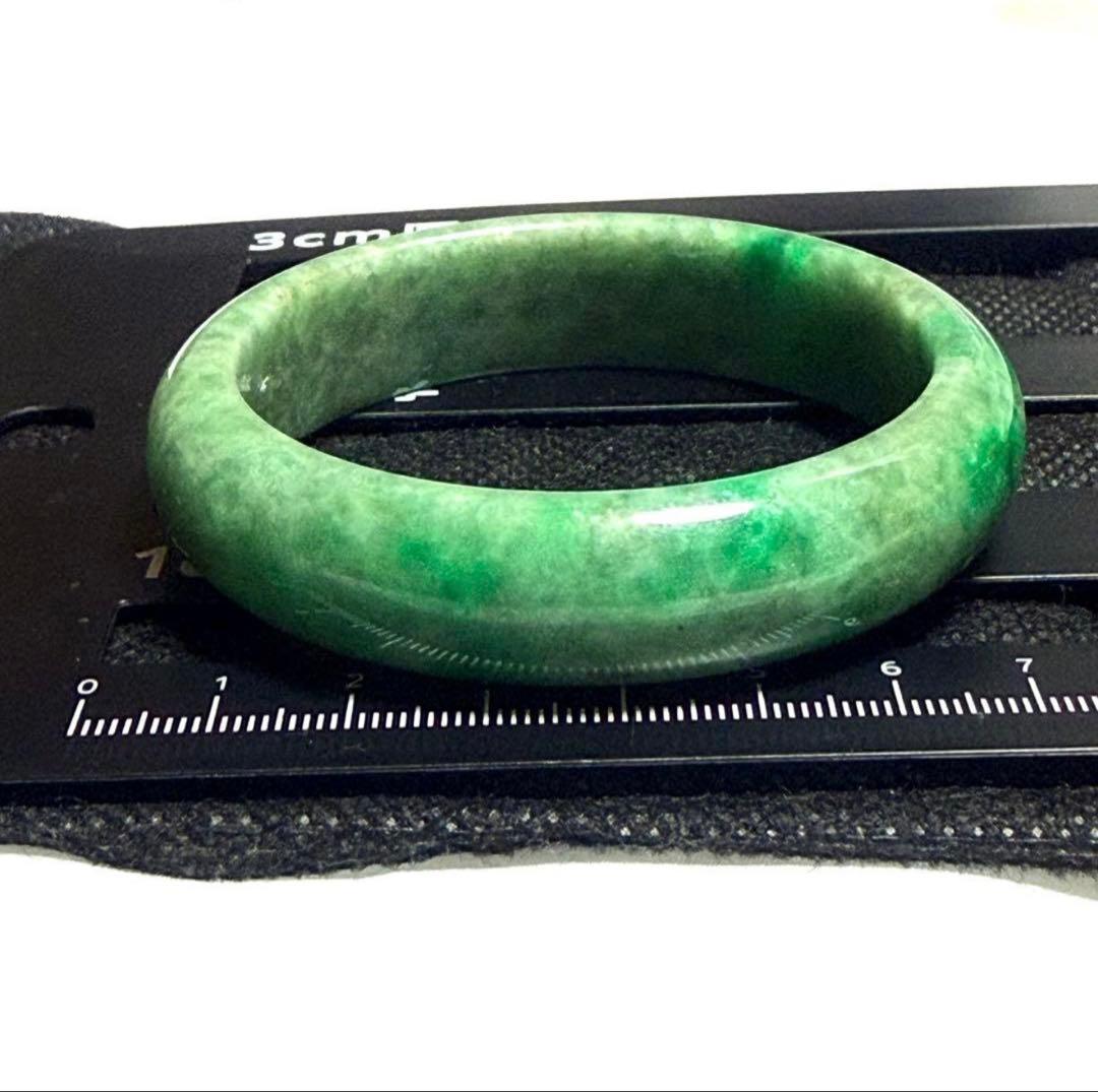 翡翠製緑色バングル 18cm 内径6㎝ 巾1㎝