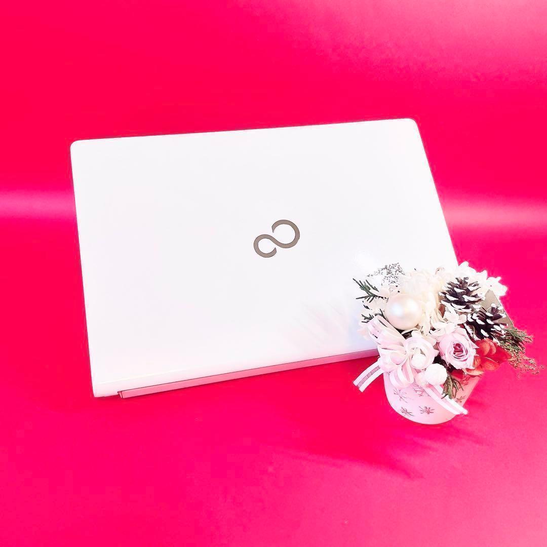 初心者おすすめ❣️初期設定済みですぐ使える小型軽量ノートパソコン✨️薄型カメラ付き白