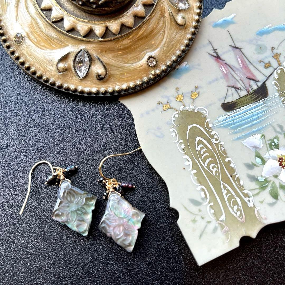 《1点限定》ブラックMOP＆水晶ローゼンジカービング＊ピアスorイヤリング