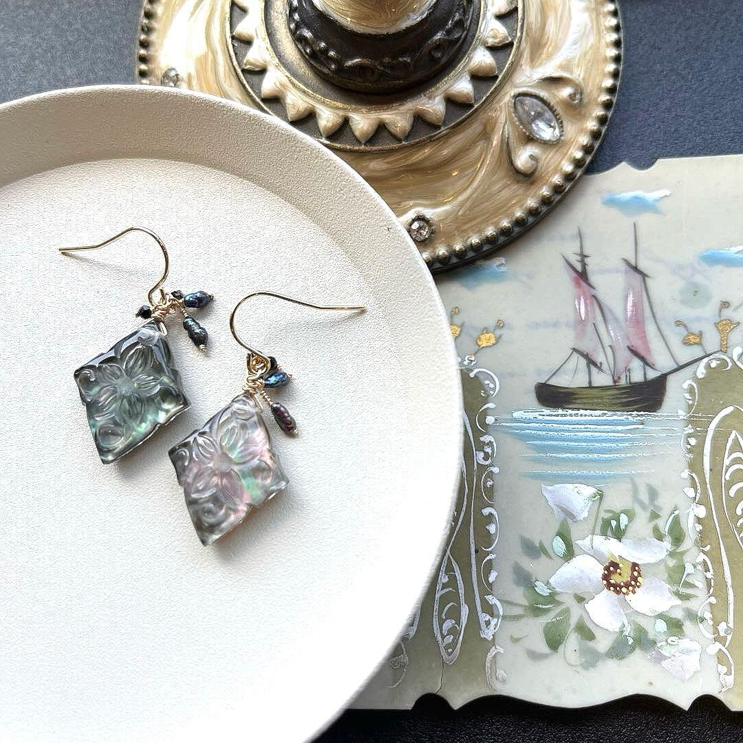 《1点限定》ブラックMOP＆水晶ローゼンジカービング＊ピアスorイヤリング