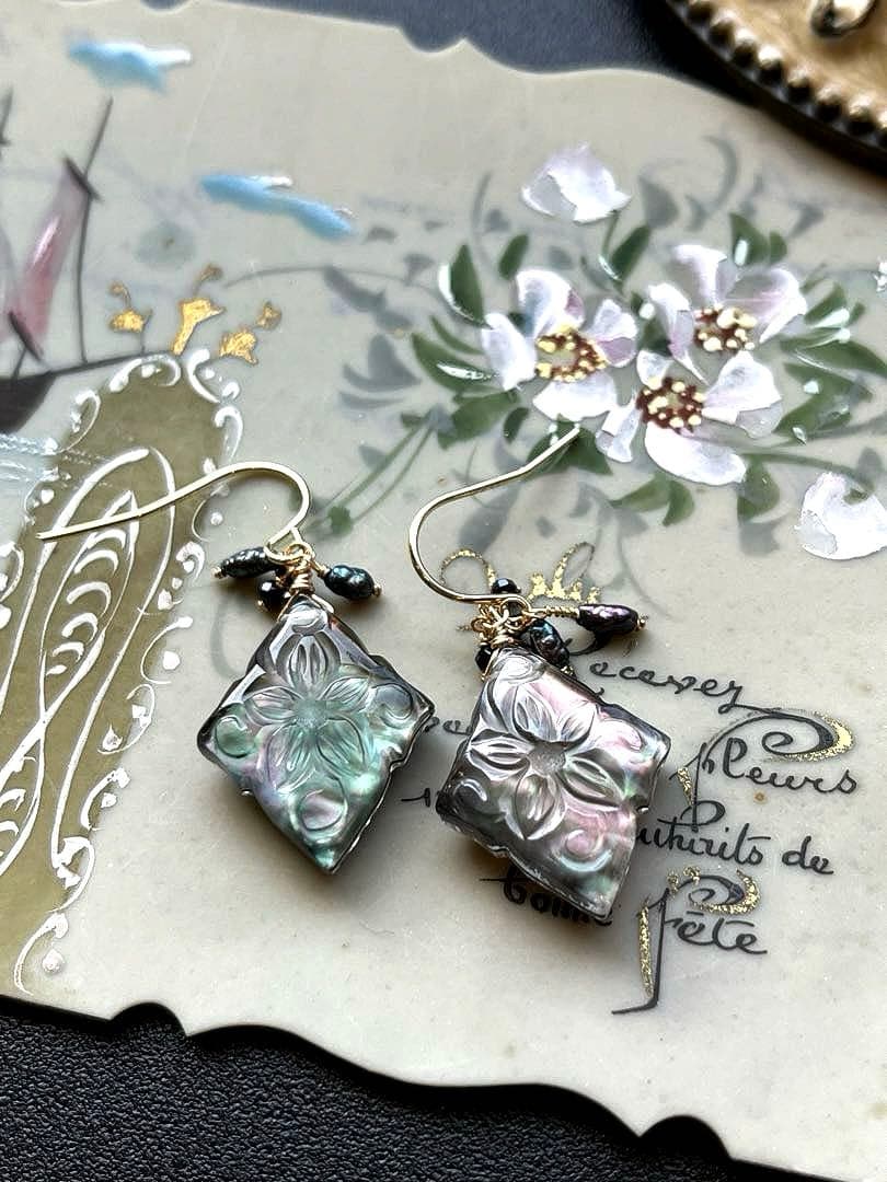 《1点限定》ブラックMOP＆水晶ローゼンジカービング＊ピアスorイヤリング