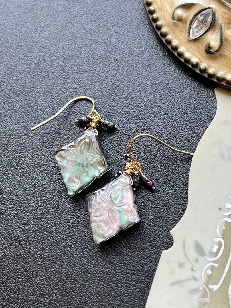 《1点限定》ブラックMOP＆水晶ローゼンジカービング＊ピアスorイヤリング