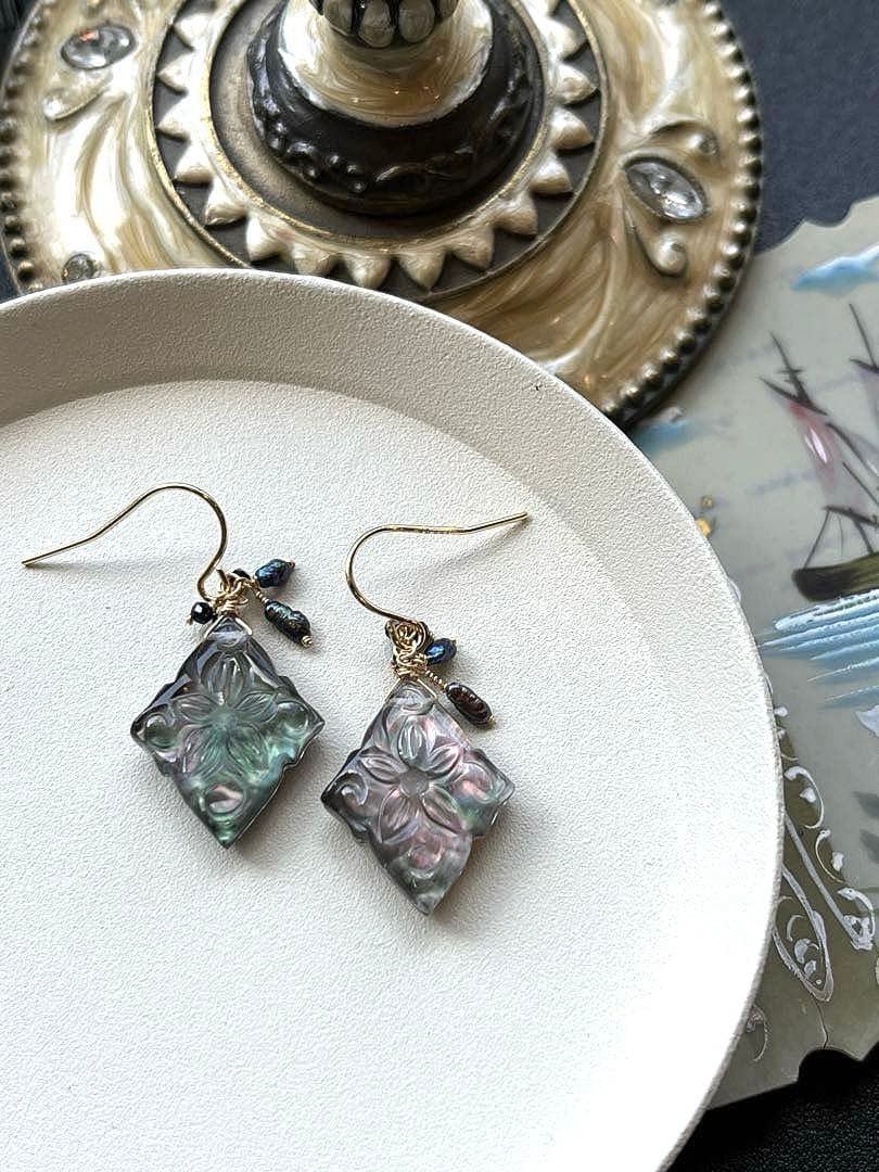 《1点限定》ブラックMOP＆水晶ローゼンジカービング＊ピアスorイヤリング