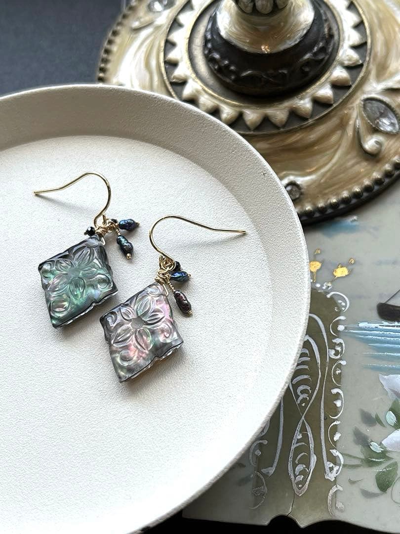 《1点限定》ブラックMOP＆水晶ローゼンジカービング＊ピアスorイヤリング