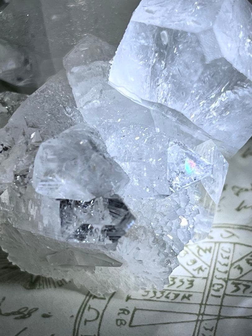 カルセドニー共生　天使の水晶　レインボー　アポフィライト　原石　クラスター