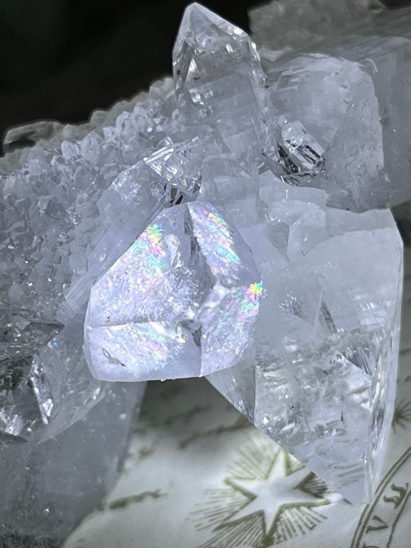 カルセドニー共生　天使の水晶　レインボー　アポフィライト　原石　クラスター