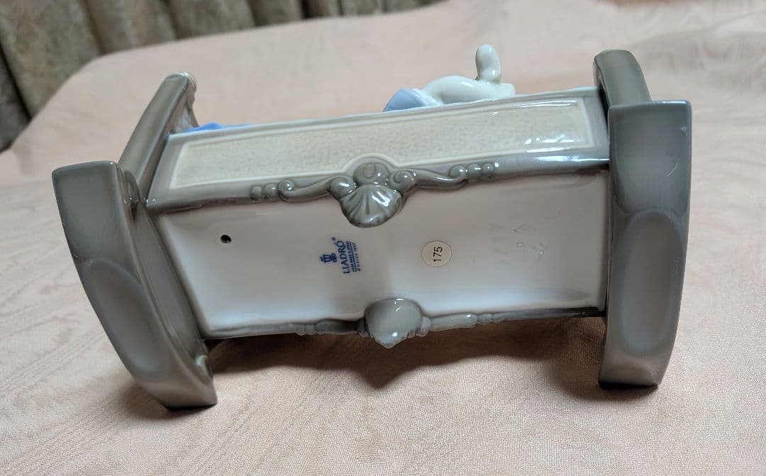 リヤドロ　お人形さんと添い寝