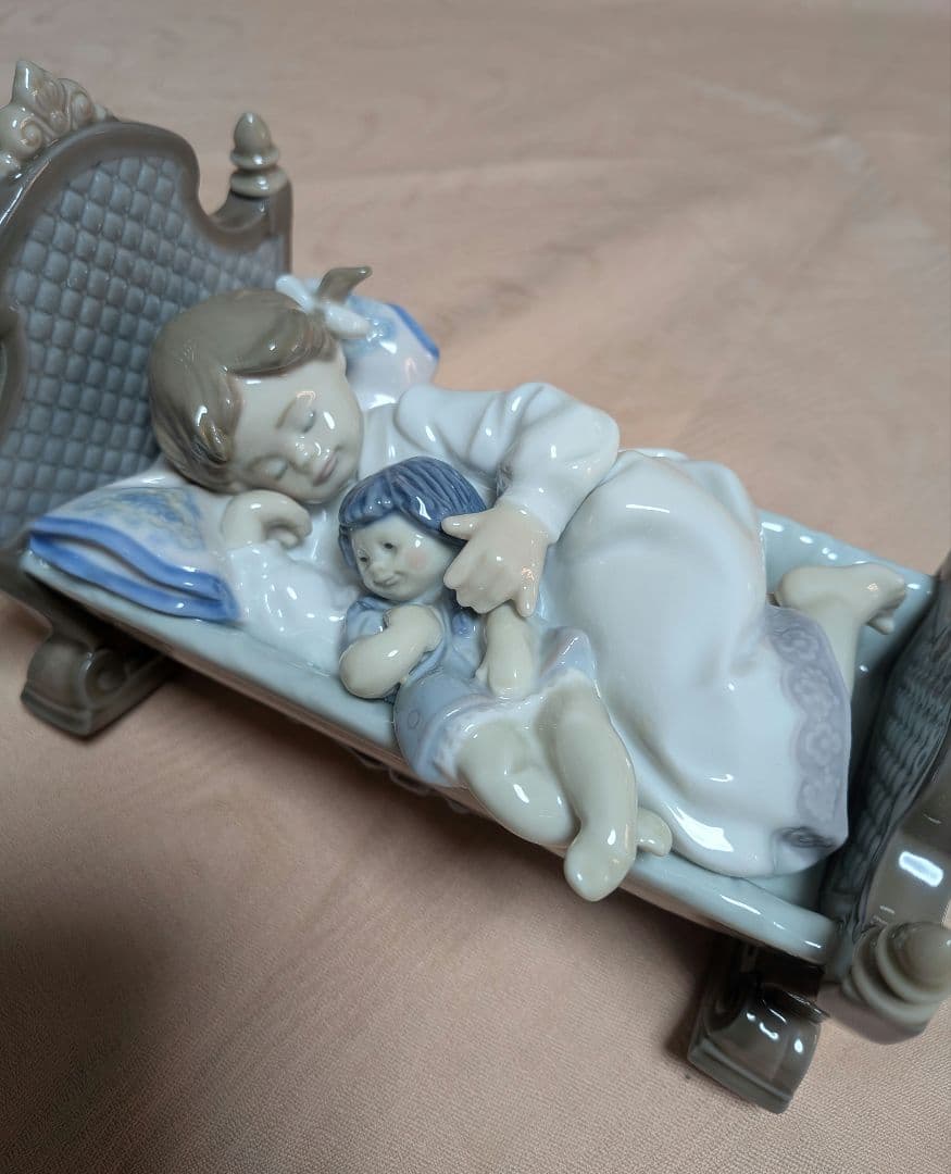 リヤドロ　お人形さんと添い寝