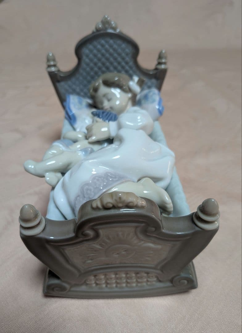 リヤドロ　お人形さんと添い寝