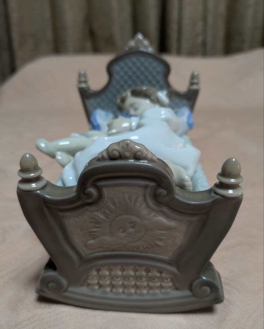 リヤドロ　お人形さんと添い寝