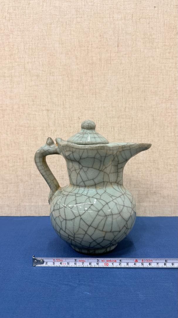 美品！希少な氷裂紋の青磁水注。蓋付きで一点物。存在感のある逸品です。