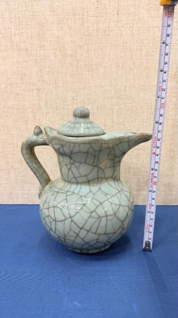 美品！希少な氷裂紋の青磁水注。蓋付きで一点物。存在感のある逸品です。