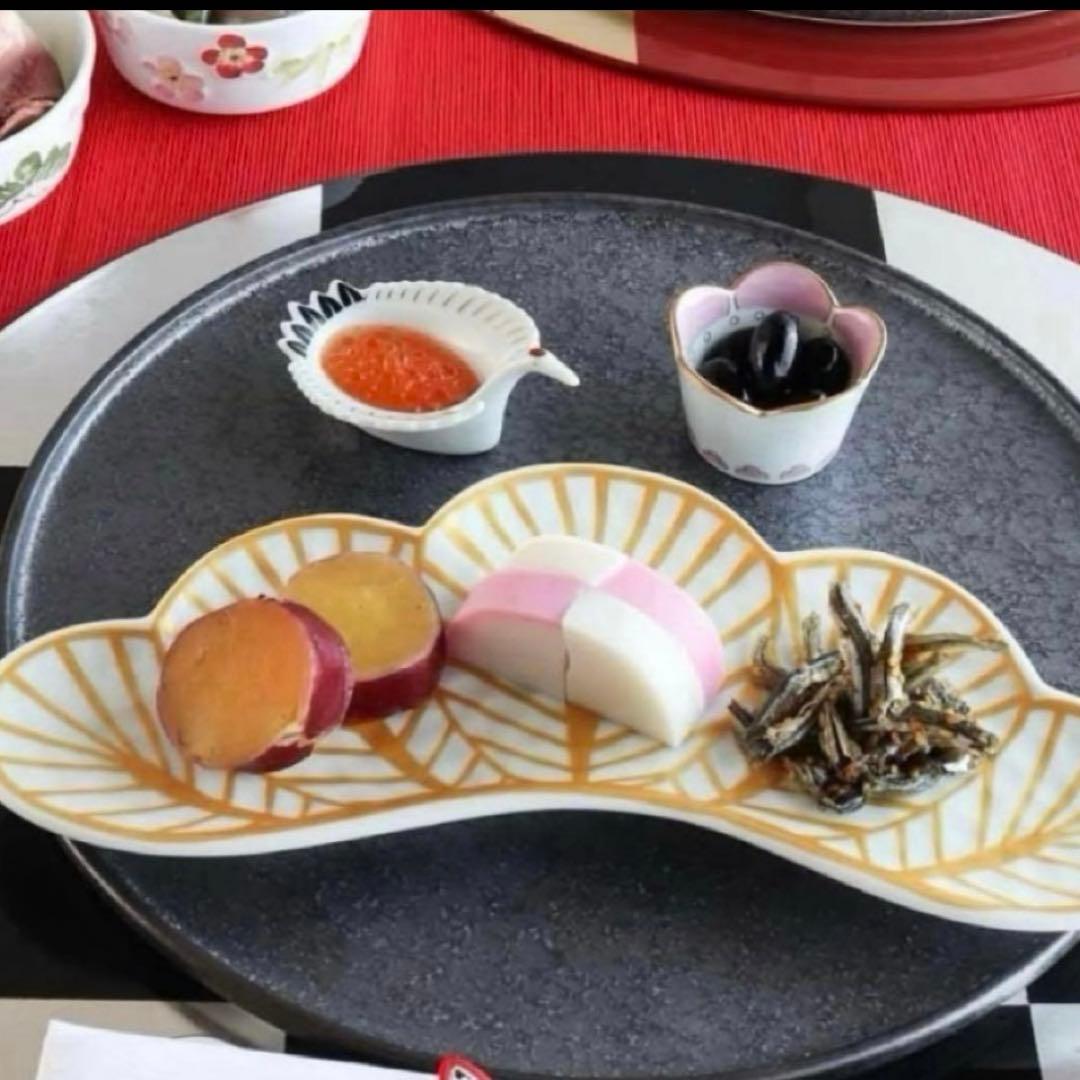 【新品】【大人気】有田焼幸楽窯　錦白金松葉形前菜皿3枚セット　縁起物